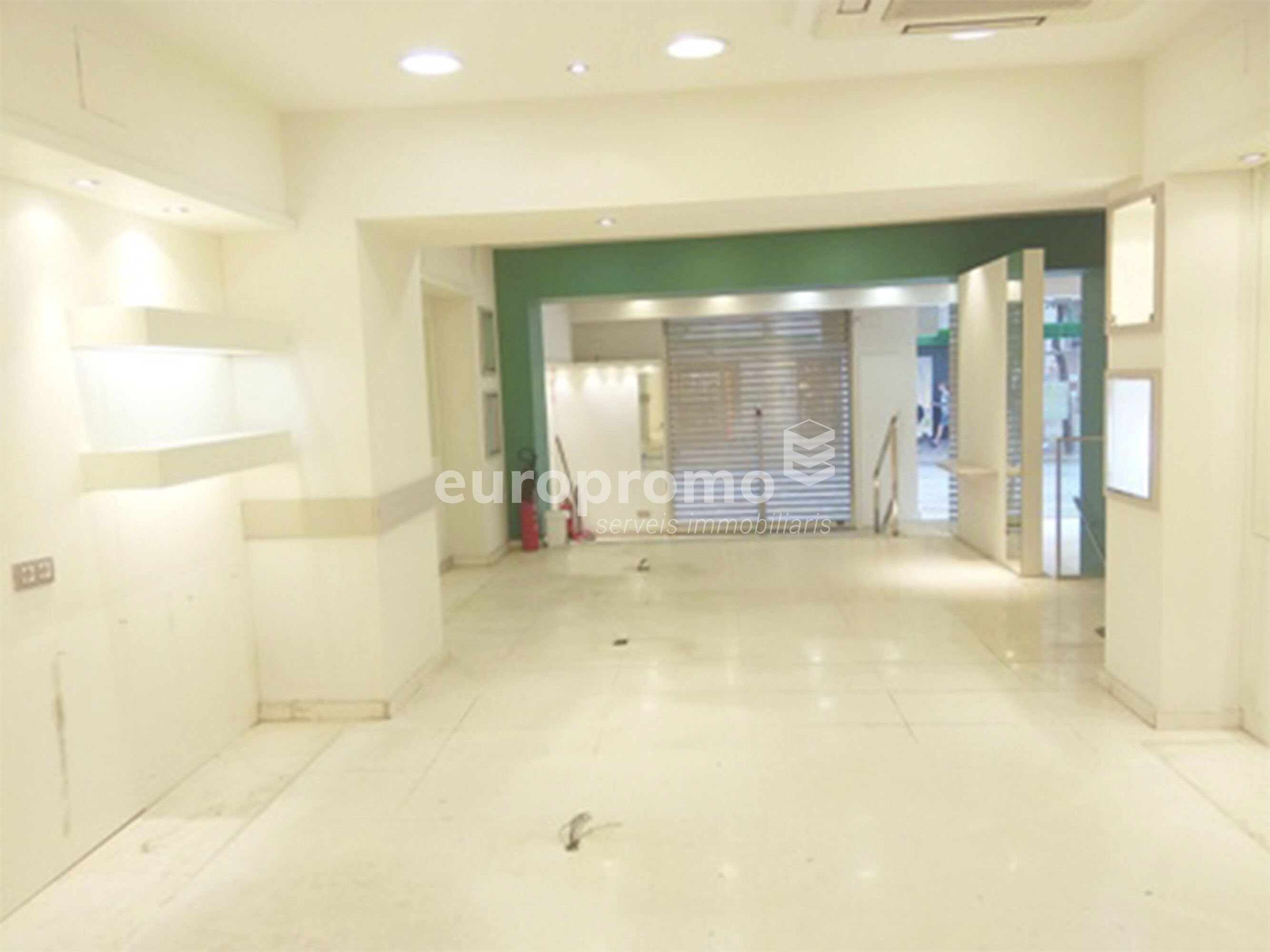 Local de 128m2 situado en primera linea y mejor zona comercial de la ciudad!